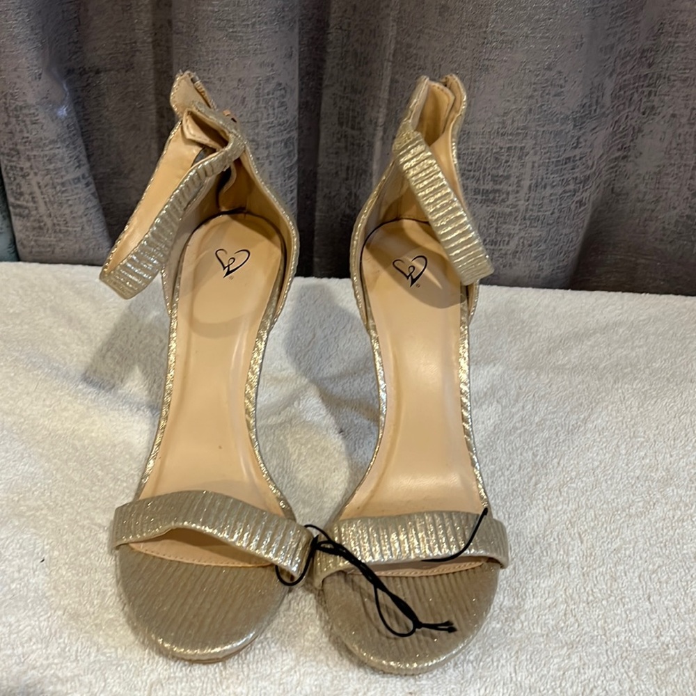 This a beautiful gold heel great for casual wear